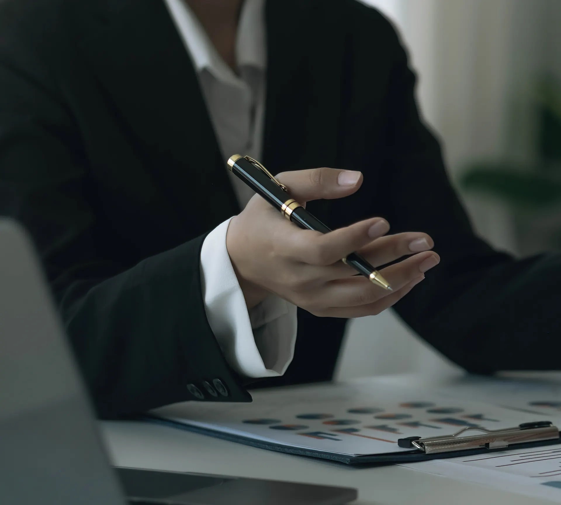 Partner-led advisory meeting discussing bespoke M&A strategy and private credit solutions, focused on long-term corporate resilience and structured growth.